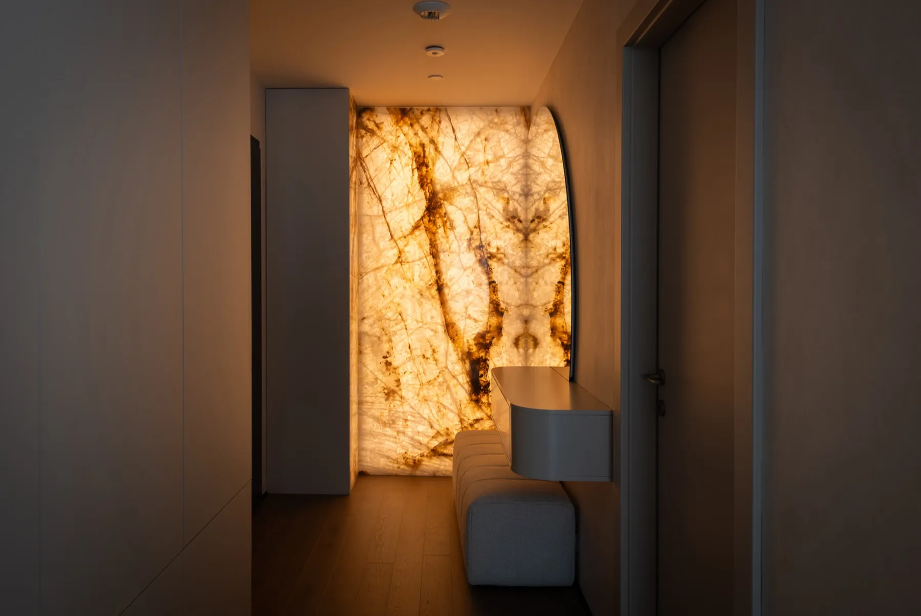 Medzi nebom a mestom, Eurovea Tower, realizácia interiéru, fotografia 8