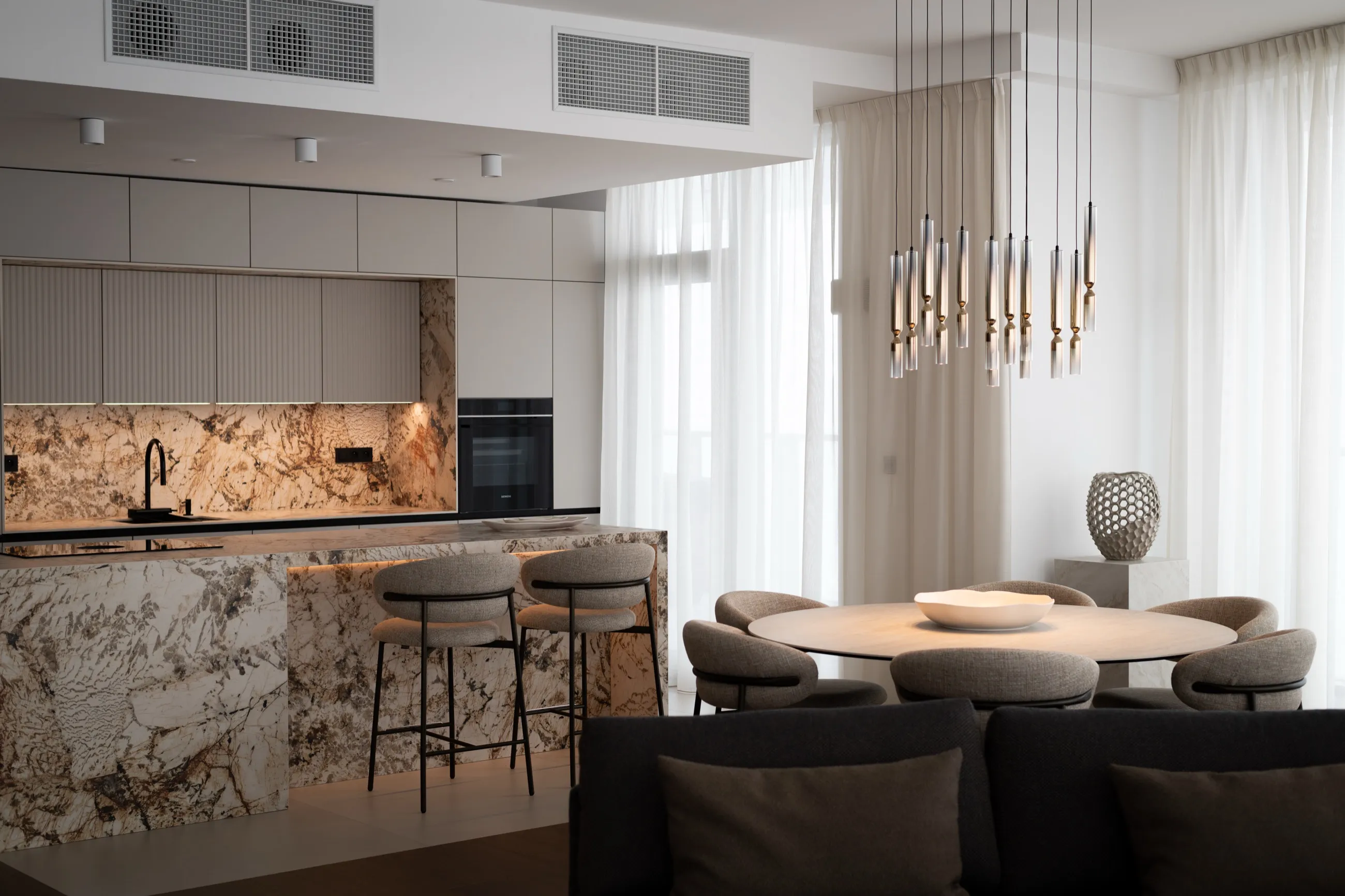 Obytný priestor s kuchyňou a jedálňou, realizácia Chic Interiors